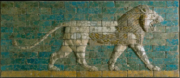 Panneau avec lion marchant, vers 600-575 av. J.-C. (céramique émaillée)